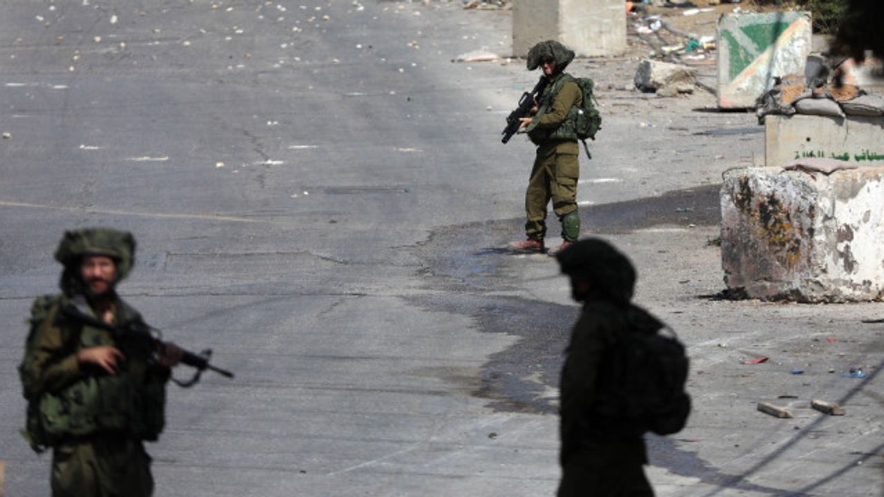 İsrail askerleri Batı Şeria'daki baskınlarda 20 Filistinliyi gözaltına aldı