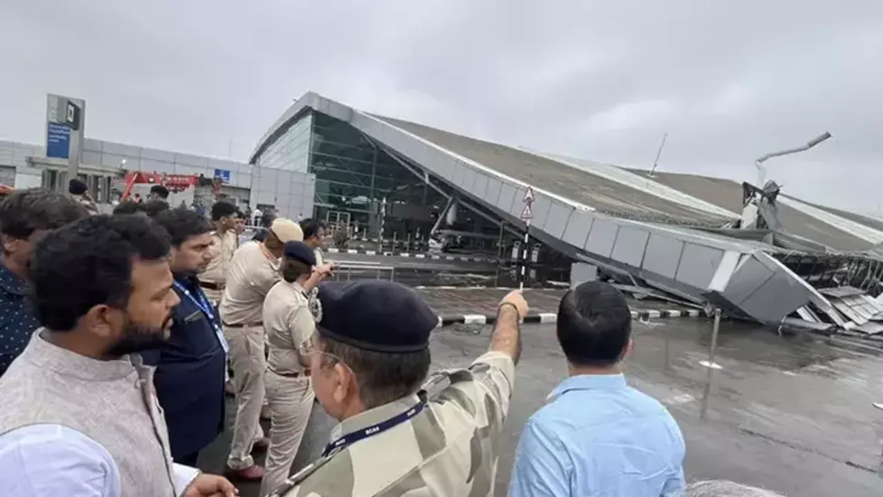 Hindistan'da aşırı yağışlar nedeniyle havalimanının çatısının bir bölümü çöktü, 1 kişi öldü