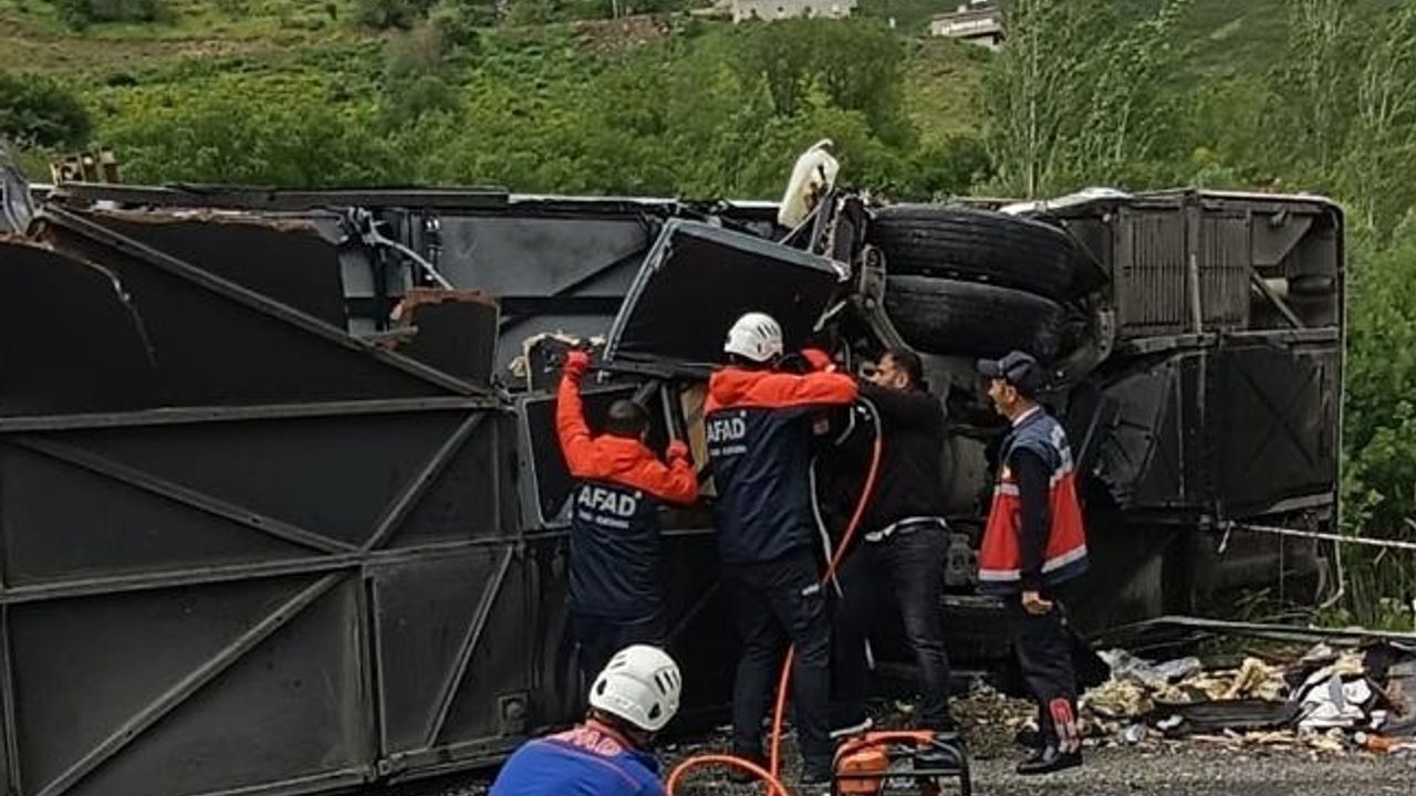 Bitlis'te otobüs ile tırın çarpışması sonucu 2 kişi öldü, 30 kişi yaralandı