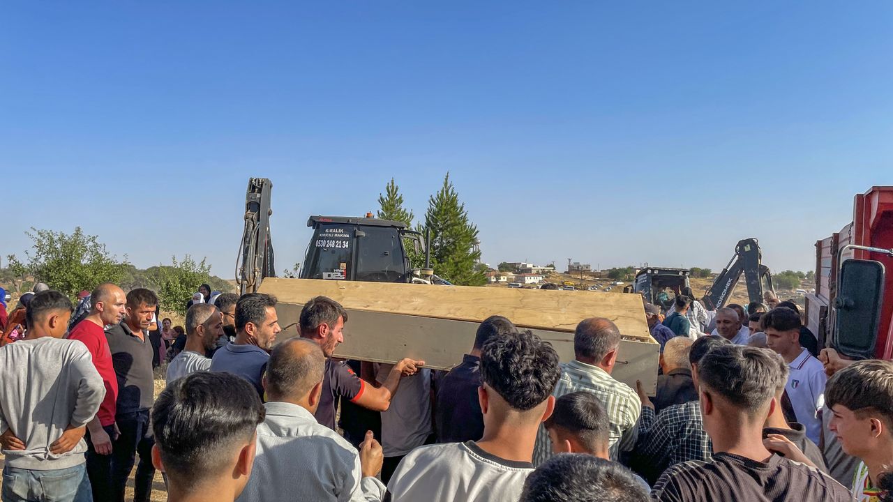 Diyarbakır ve Mardin arasında çıkan yangında ölen 2 kuzenin cenazesi defnedildi