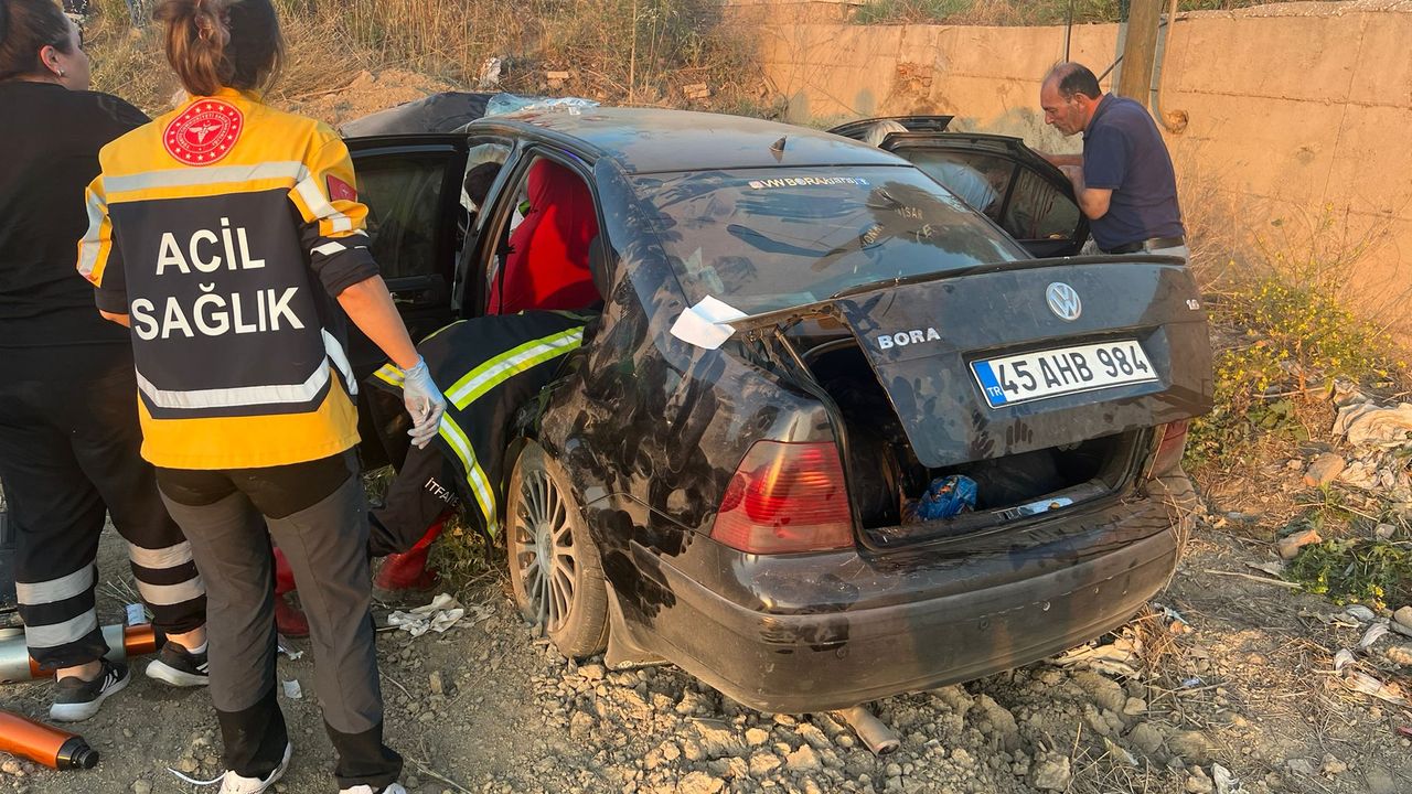 Afyonkarahisar'da otomobil şarampole devrildi: 1 ölü, 4 yaralı