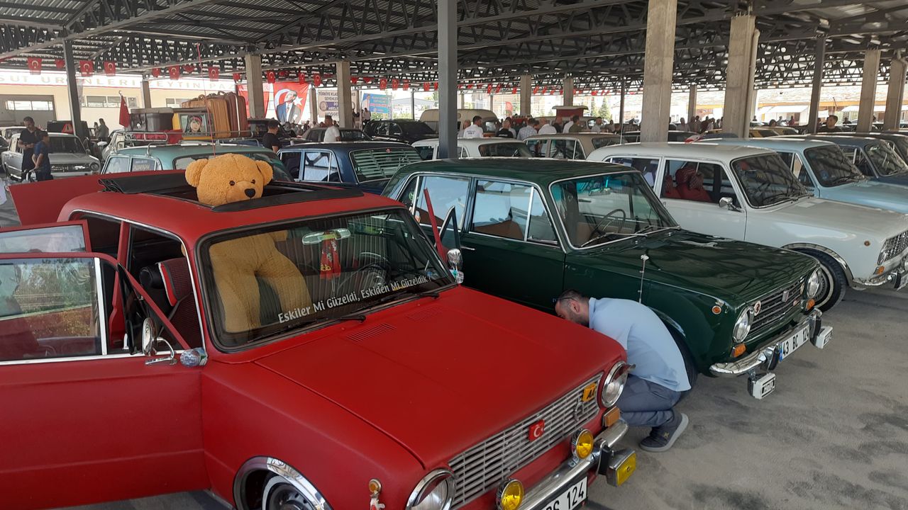 Klasik otomobil tutkunları Afyonkarahisar'da buluştu