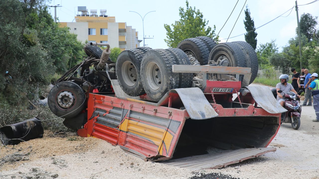 Hatay'da devrilen hafriyat kamyonunun sürücüsü yaralandı