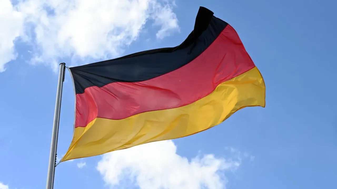 Almanya'da yabancı bir istihbarat servisi için çalıştıkları suçlamasıyla 3 kişi tutuklandı
