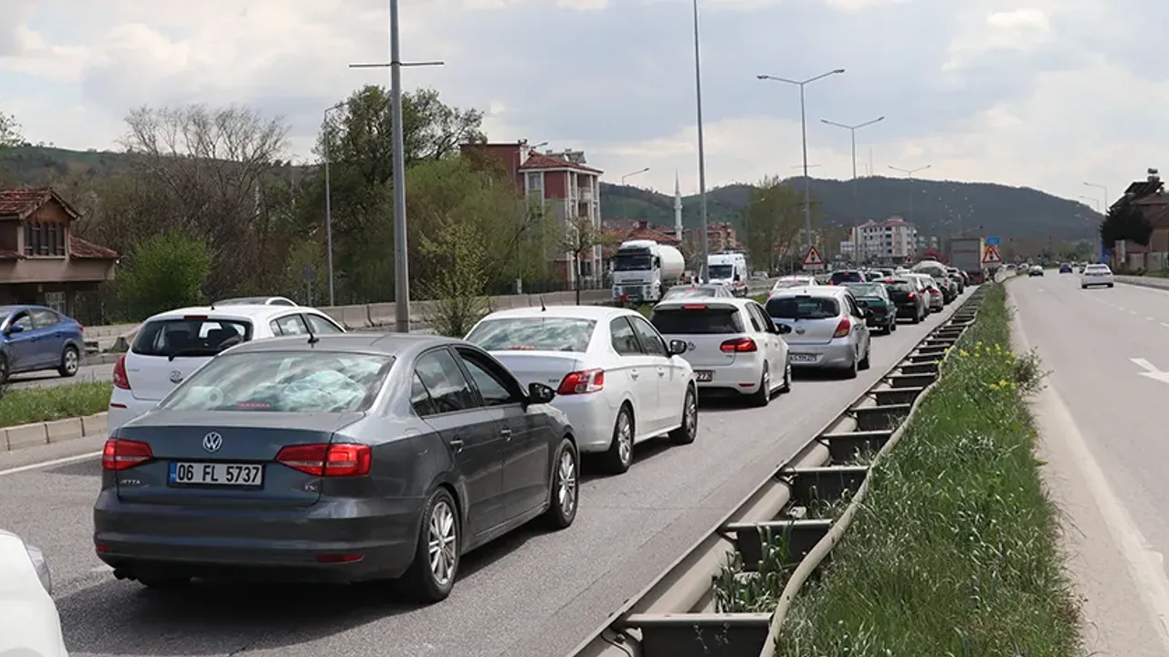 Samsun-Ankara kara yolu Havza geçişinde bayram dönüşü yoğunluğu