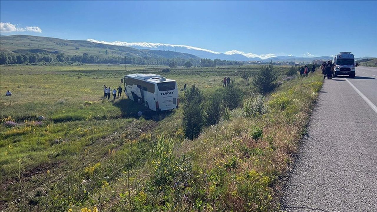 Sivas'ta şarampole inen yolcu otobüsünde 8 kişi yaralandı