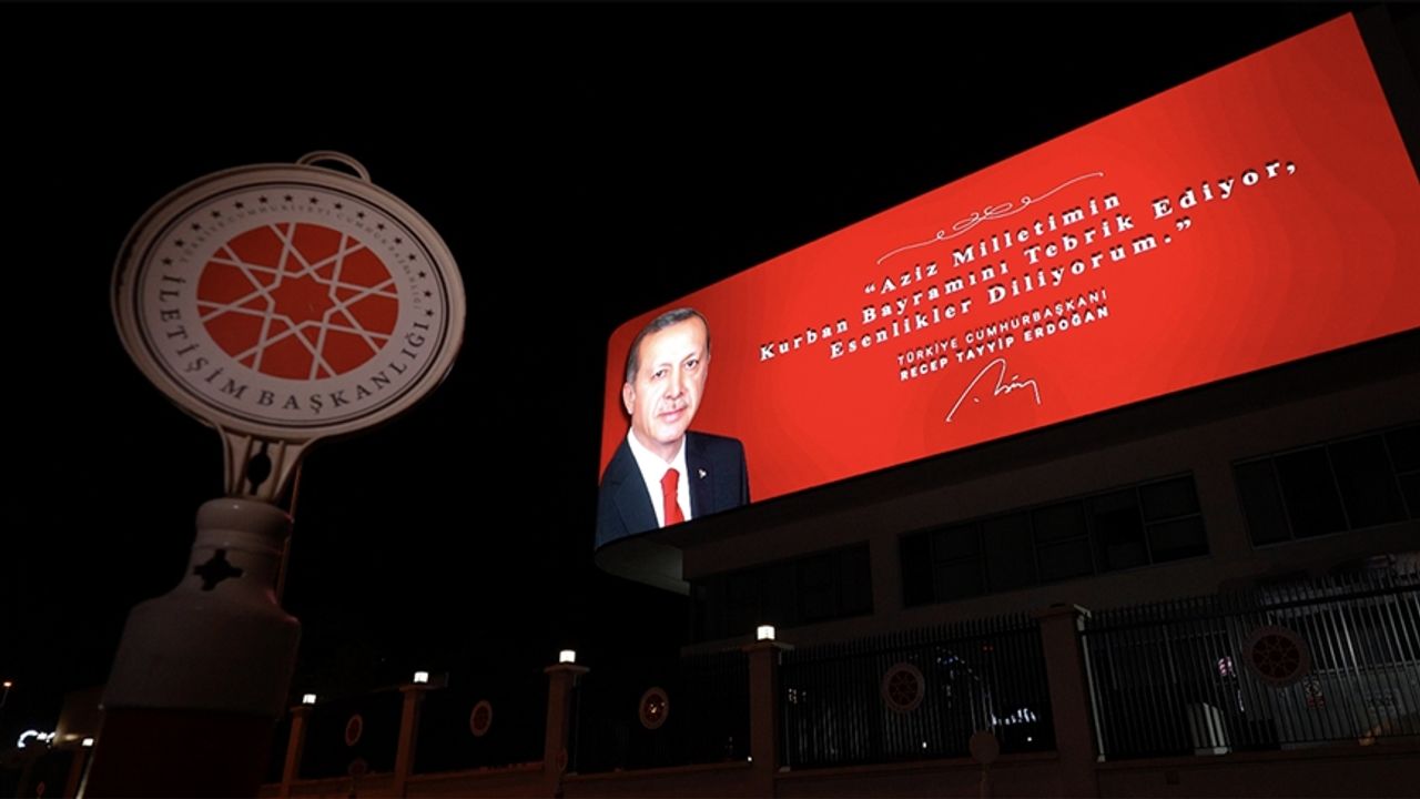 Cumhurbaşkanı Erdoğan'ın bayram mesajı İletişim Başkanlığı'ndaki dijital gösterim ekranında yayınlandı