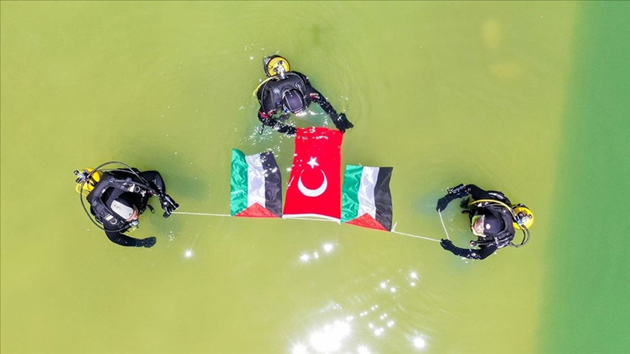 Filistin'e destek için su altında bayrak açtılar