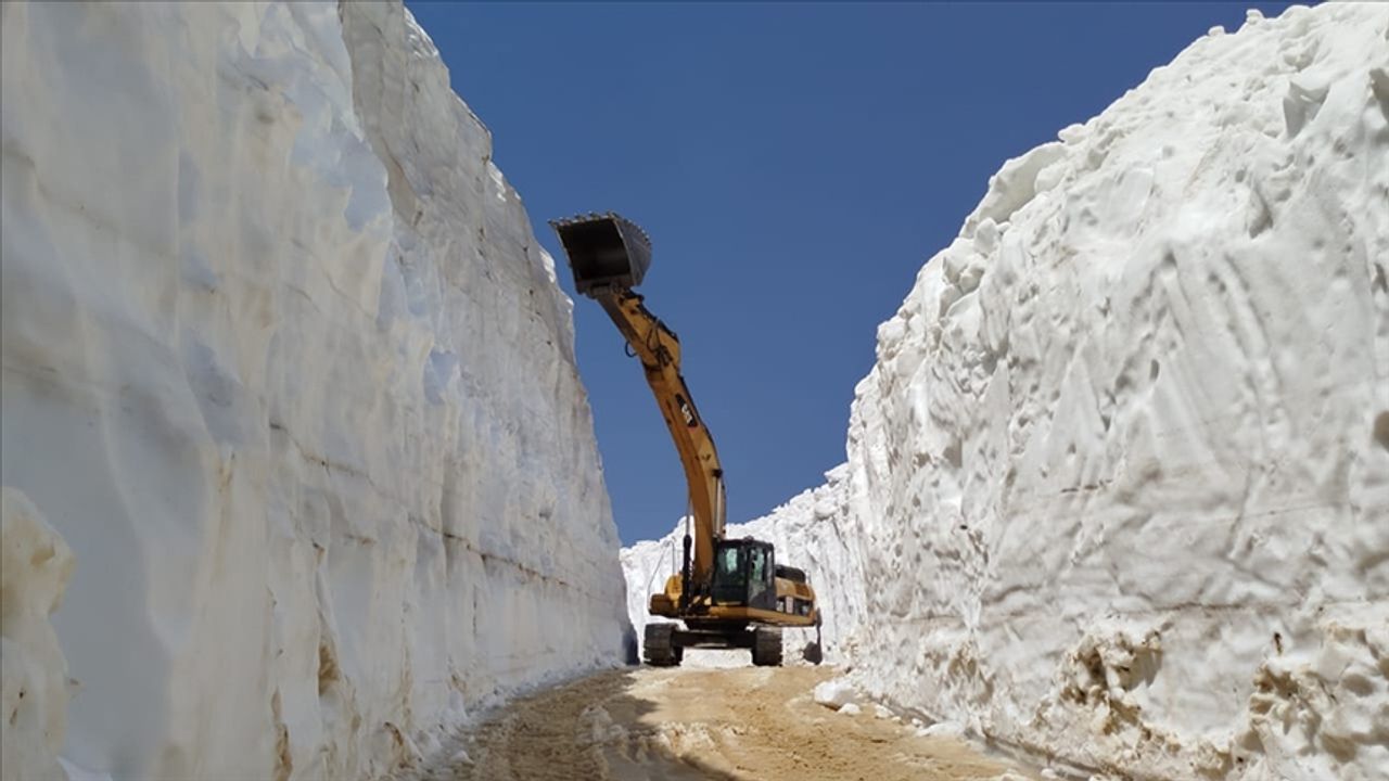 Hakkari'de üs bölgesi yolunda metrelerce karla mücadele sürüyor