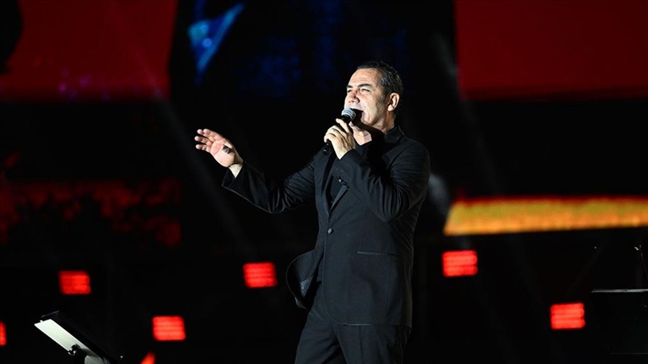 Şarkıcı Ferhat Göçer, Trabzon Kültür Yolu Festivali kapsamında konser verdi