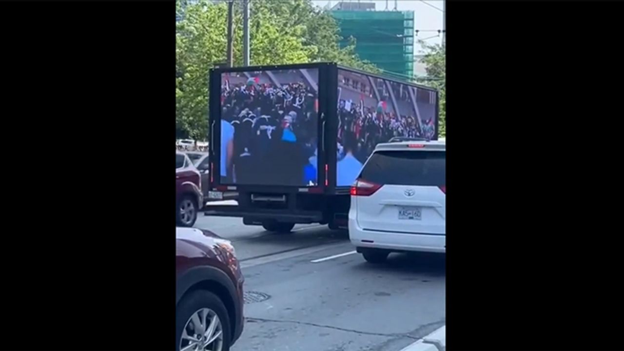 Kanada'da aracının üstündeki ekrandan Müslüman karşıtı yayın yapan sürücüye soruşturma