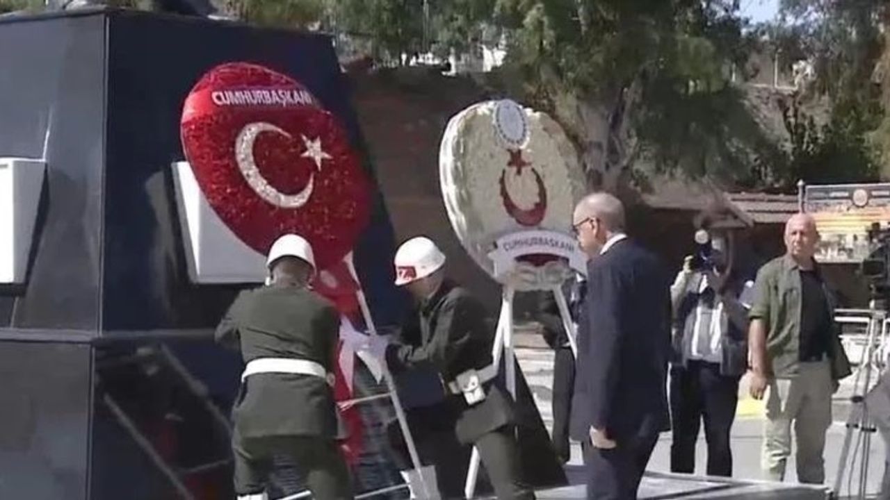Cumhurbaşkanı Erdoğan, KKTC'de Atatürk Anıtına çelenk sundu
