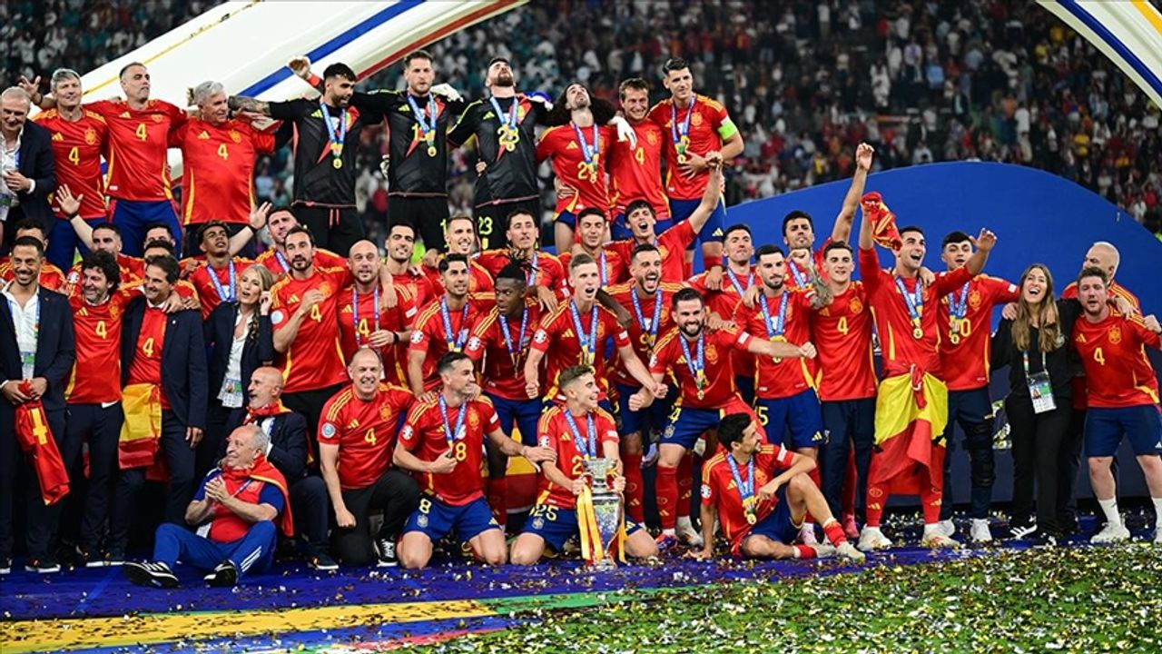 EURO 2024'ün şampiyonu İspanya kupasını aldı