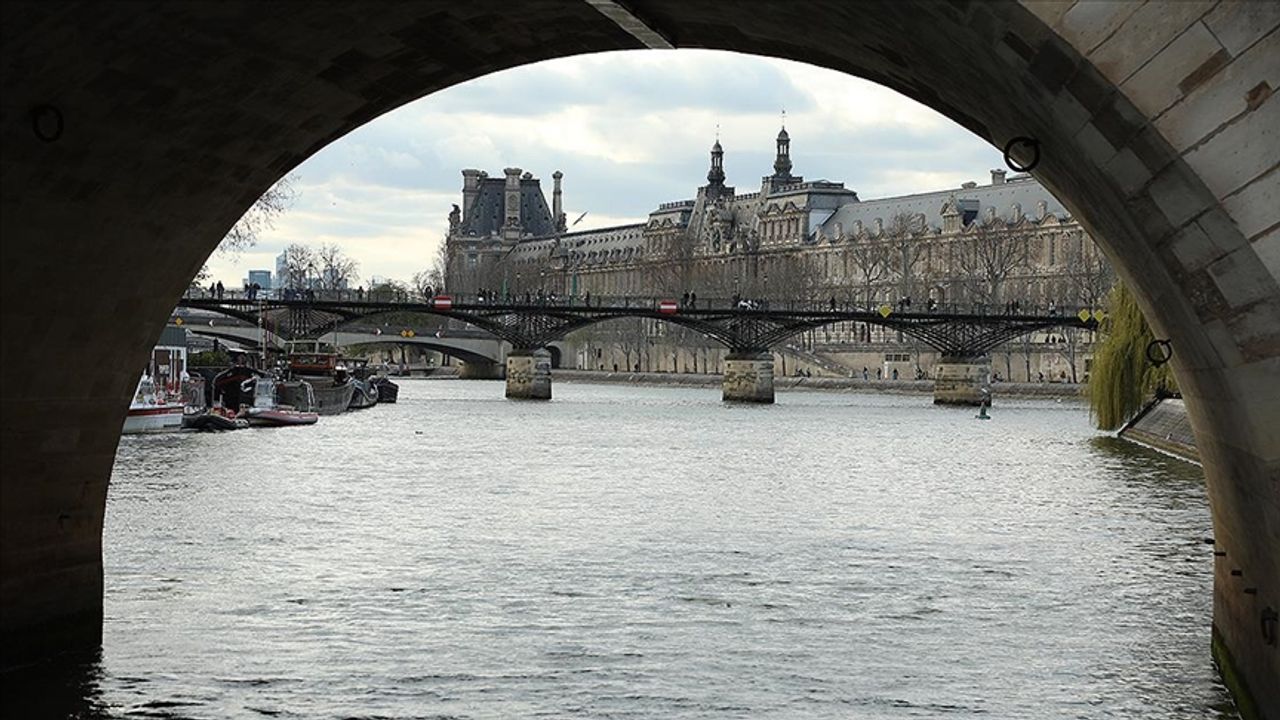 Paris Belediye Başkanı, kirliliğiyle gündemdeki Sen Nehri'nde yüzdü