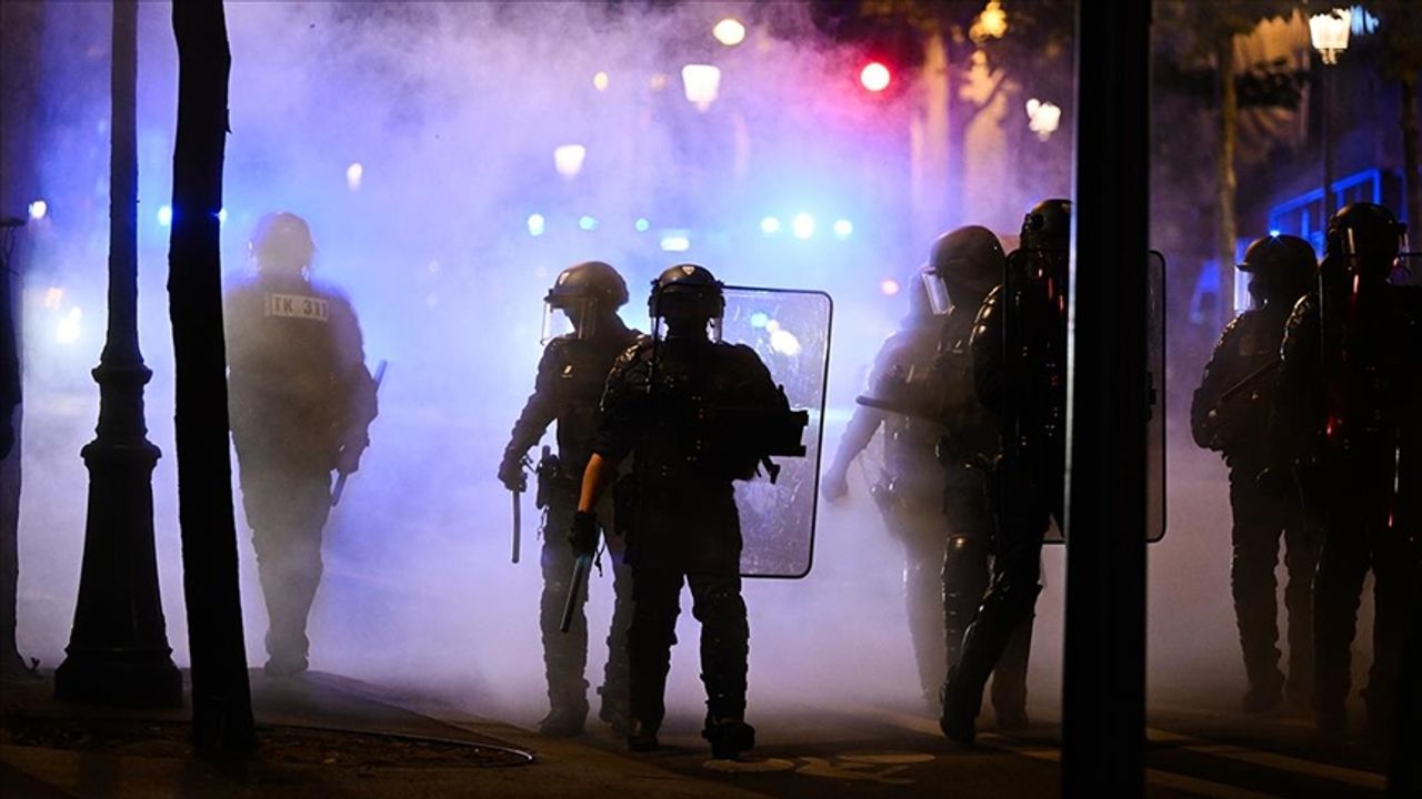 Paris'te polisten, aşırı sağ karşıtlarına biber gazıyla müdahale