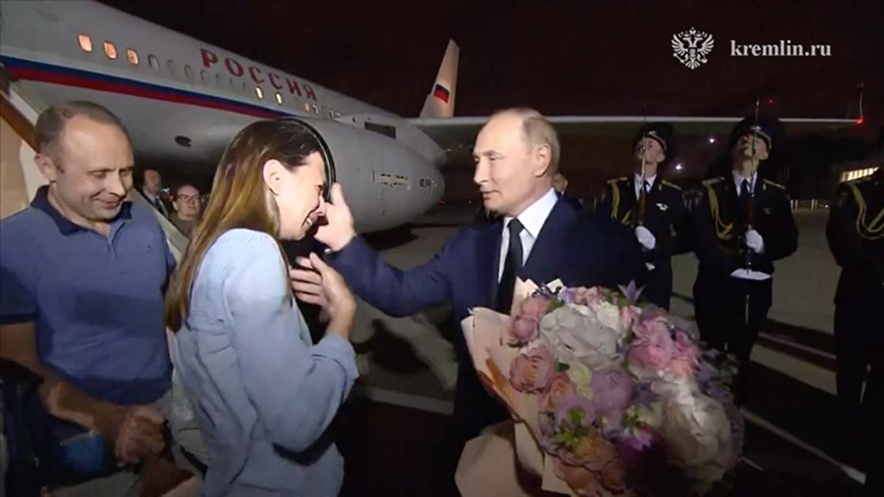 Putin, Ankara'daki takas operasyonuyla Rusya’ya dönenleri havalimanında karşıladı
