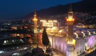 Tarihi Ulu Cami'nin mahyası "Güzel ahlak cennete götürür" oldu