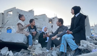 Filistinli baba, çocuklara eğlenceli şarkılar söyleyerek psikolojik baskıyı azaltmaya çalışıyor