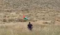 Filistin bayrağını tekmeleyen Yahudi yerleşimci, tuzaklanmış patlayıcıyla yaralandı