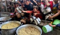 Filistinli çocuklar bir kap yemek için saatlerce kuyrukta bekliyor