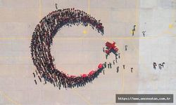 29 Ekim'e özel koreografi; 1000 kişi hilal oldu, akrobasi uçağı yıldız