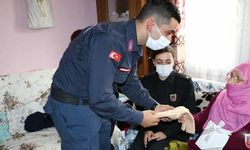92 yaşında Mehmetçik için çoraplar örüp, jandarmaya teslim etti