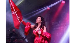 Burcu Güneş'ten Antalya'da Cumhuriyet Konseri