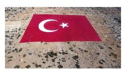 22 dönüm üzerindeki dev Türk bayrağı 40 günde boyandı