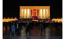 Anıtkabir'de gece ziyaretçi yoğunluğu