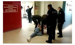 Hastanede polis ekiplerine saldırdı