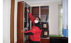 İtfaiye eğitmeninden deprem öncesi evlerde sabitlenmemiş eşya uyarısı