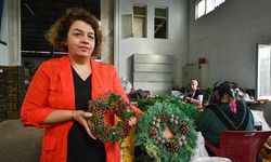 Kadınların Noel çelengi mesaisi