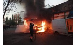 Kartal'da yolcu minibüsü alev alev yandı