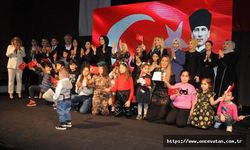 Şehit çocuklarıyla sahnede şarkılar söylediler