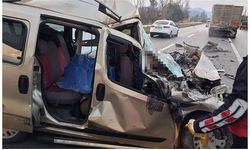 Burdur'da hafif ticari araç, TIR'a çarptı: 4 ölü