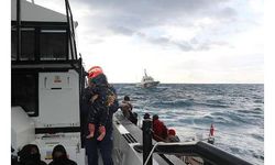 İzmir açıklarında göçmen teknesi battı; 2 kişi öldü, 24 kişi kurtarıldı