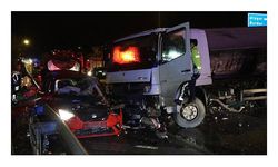 Karşı şeride geçen kamyon, 4 otomobile çarptı: 1 ölü, 4 yaralı