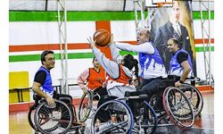 Muharrem İnce, tekerlekli sandalyede basketbol oynadı