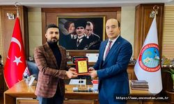 Örnek Mahalle Muhtarı Mehmet Şahin'e Kaymakam Kadir Duman'dan teşekkür plaketi