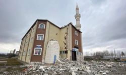 Sivas'ta kuvvetli rüzgarda caminin minaresi yıkıldı