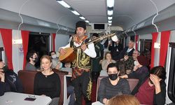 Turistik Doğu Ekspresi yolcularına sazlı-sözlü karşılama