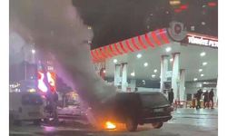 Akaryakıt istasyonu önünde korkutan cip yangını