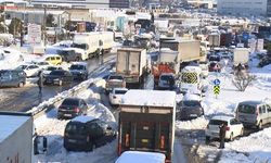 Bırakılan araçlar nedeniyle trafik durma noktasına geldi