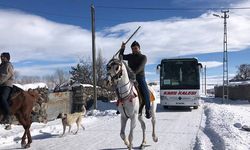 Cirit izlemeye gelen turistleri, atlılar karşıladı