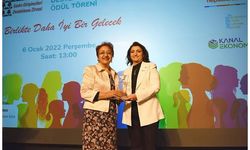 Gülüzar Özev Sivil Toplum ve Sosyal Etki Ödülünü aldı 