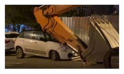 İş makinasının kepçesi park halindeki otomobilin üzerine düştü