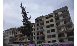 İzmir'de eğik 10 binadan 6'sı yıkıldı