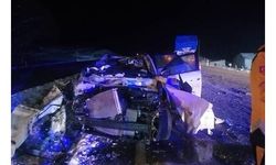 Kamyona çarpan otomobildeki 3 kişi öldü, 2 kişi yaralandı