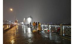 Kar yağışına rağmen Galata Köprüsünde balık tuttular