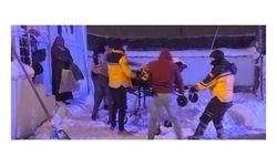 Karda mahsur kalan hasta, 4 saatlik çalışmayla hastaneye götürüldü